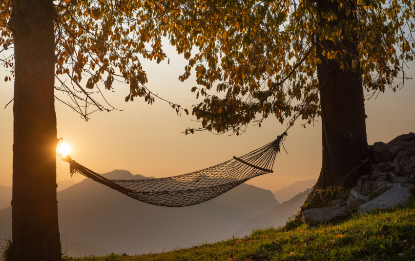 Hängematte bei Sonnenuntergang in der Natur – Symbol für Entspannung, Loslassen und innere Verbindung